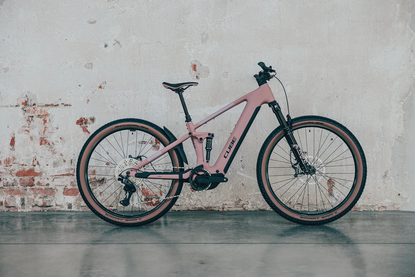 Cube Stereo Hybrid ONE22 SLX 800 Wh ruby´n´black – Bicicleta Eléctrica de Montaña Doble Suspensión 2027 ebike.es Gran tienda de bicicletas eléctricas en España 9 Bicicleta eléctrica Cube Stereo Hybrid ONE22 SLX 800 ruby´n´black – vista en exterior | Ebike.es