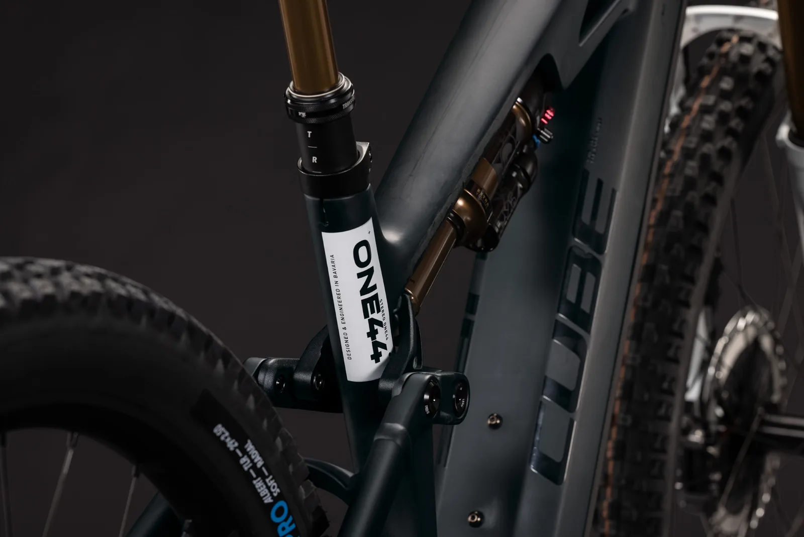 Cube Stereo Hybrid ONE44 HPC AT 800 Wh carbon´n´white – Bicicleta Eléctrica de Montaña Doble Suspensión 2027 ebike.es Gran tienda de bicicletas eléctricas en España 5 Bicicleta eléctrica Cube Stereo Hybrid ONE44 HPC AT 800 carbon´n´white – detalle 3 | Ebike.es