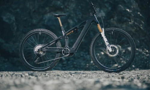Cube Stereo Hybrid ONE44 HPC AT 800 Wh carbon´n´white – Bicicleta Eléctrica de Montaña Doble Suspensión 2027 ebike.es Gran tienda de bicicletas eléctricas en España 18 Bicicleta eléctrica Cube Stereo Hybrid ONE44 HPC AT 800 carbon´n´white – vista en exterior | Ebike.es