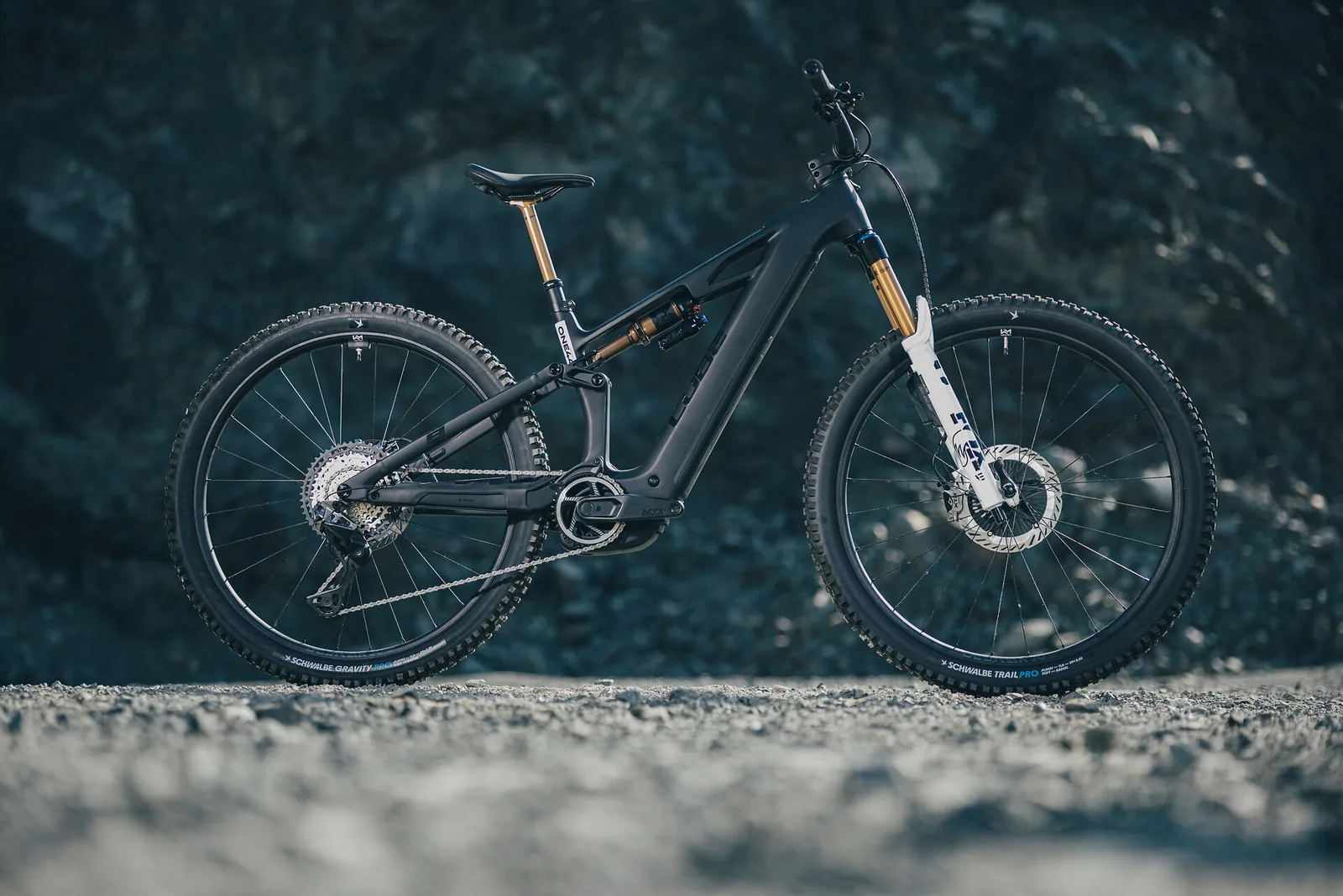 Cube Stereo Hybrid ONE44 HPC AT 800 Wh carbon´n´white – Bicicleta Eléctrica de Montaña Doble Suspensión 2027 ebike.es Gran tienda de bicicletas eléctricas en España 9 Bicicleta eléctrica Cube Stereo Hybrid ONE44 HPC AT 800 carbon´n´white – vista en exterior | Ebike.es