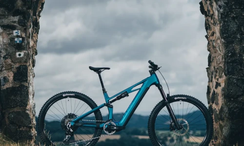Bicicleta eléctrica Cube Stereo Hybrid ONE44 HPC EXC 800 nebula´n´blue – vista en exterior | Ebike.es