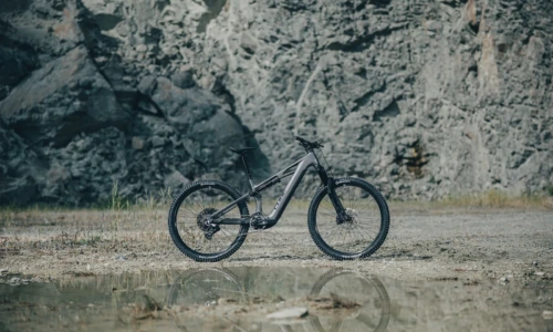 Bicicleta eléctrica Cube Stereo Hybrid ONE44 HPC EXC 800 slabgrey´n´black – vista en exterior | Ebike.es