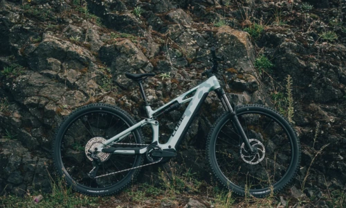 Bicicleta eléctrica Cube Stereo Hybrid ONE44 HPC Pro 800 pearlaqua´n´black – vista en exterior | Ebike.es