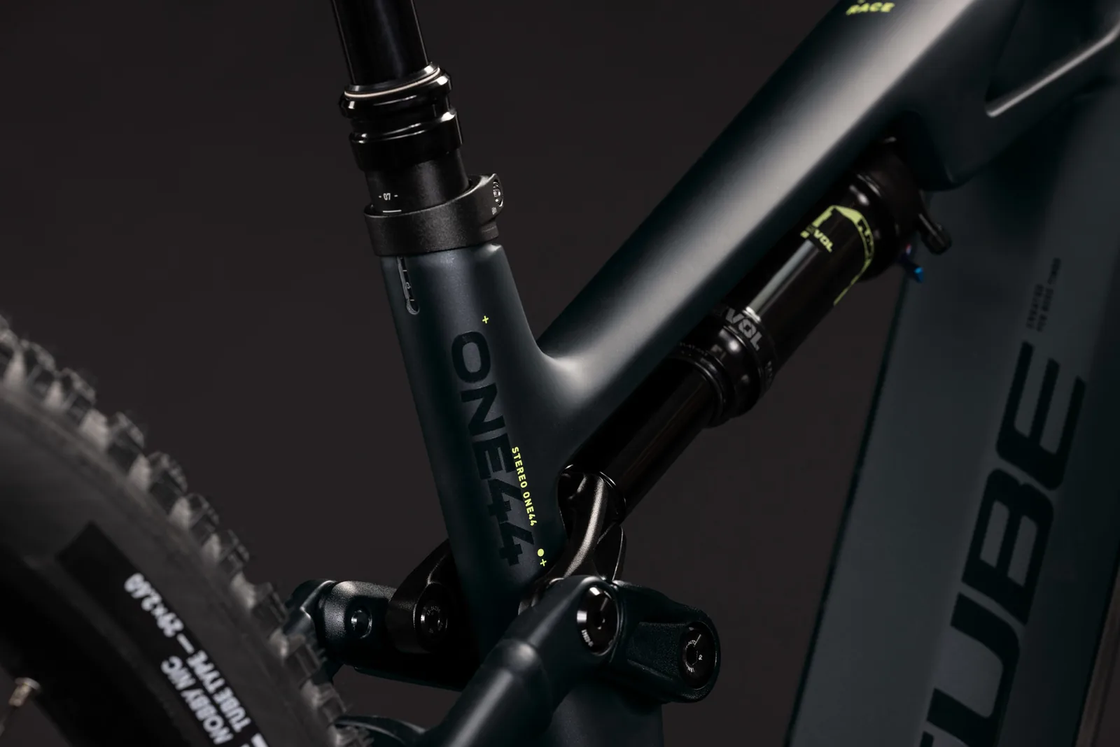 Cube Stereo Hybrid ONE44 HPC Race 800 Wh coal´n´green – Bicicleta Eléctrica de Montaña Doble Suspensión 2027 ebike.es Gran tienda de bicicletas eléctricas en España 4 Bicicleta eléctrica Cube Stereo Hybrid ONE44 HPC Race 800 coal´n´green – detalle 2 | Ebike.es