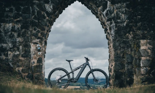 Cube Stereo Hybrid ONE44 HPC Race 800 Wh coal´n´green – Bicicleta Eléctrica de Montaña Doble Suspensión 2027 ebike.es Gran tienda de bicicletas eléctricas en España 16 Bicicleta eléctrica Cube Stereo Hybrid ONE44 HPC Race 800 coal´n´green – vista en exterior | Ebike.es
