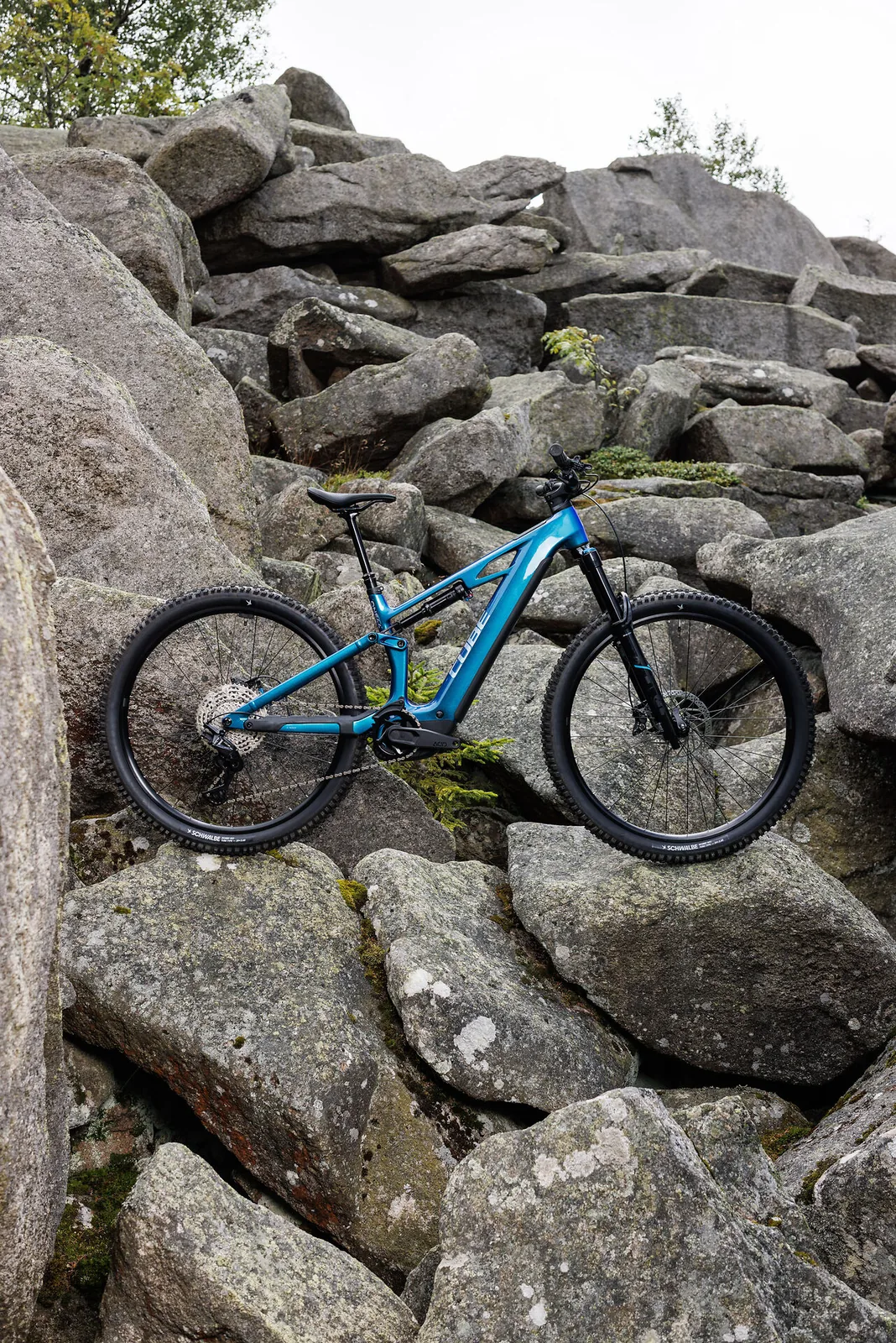 Cube Stereo Hybrid ONE44 HPC Race 800 Wh nebula´n´prizm – Bicicleta Eléctrica de Montaña Doble Suspensión 2027 ebike.es Gran tienda de bicicletas eléctricas en España 9 Bicicleta eléctrica Cube Stereo Hybrid ONE44 HPC Race 800 nebula´n´prizm – vista en exterior | Ebike.es