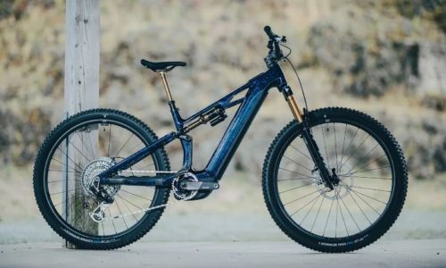 Bicicleta eléctrica Cube Stereo Hybrid ONE44 HPC SLT 800 splinternavy´n´prizm – vista en exterior | Ebike.es
