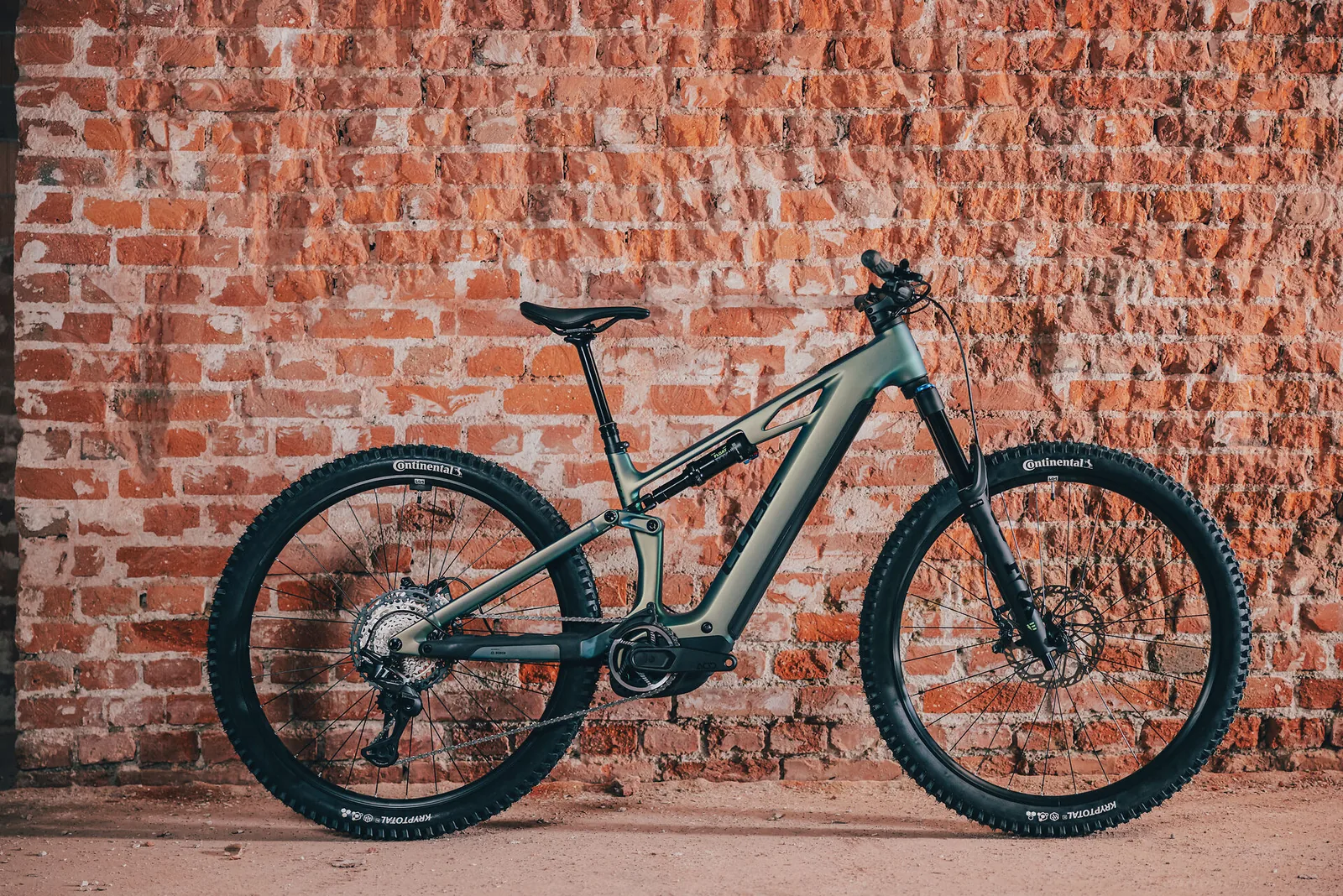 Cube Stereo Hybrid ONE44 HPC SLX 800 Wh jungali´n´black – Bicicleta Eléctrica de Montaña Doble Suspensión 2027 ebike.es Gran tienda de bicicletas eléctricas en España 9 Bicicleta eléctrica Cube Stereo Hybrid ONE44 HPC SLX 800 jungali´n´black – vista en exterior | Ebike.es