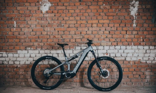 Bicicleta eléctrica Cube Stereo Hybrid ONE44 HPC SLX Evo 800 slategrey´n´prizm – vista en exterior | Ebike.es