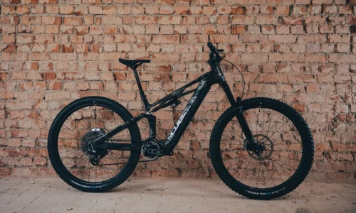 Cube Stereo Hybrid ONE44 HPC Super TM 800 Wh graphiteglitch´n´grey – Bicicleta Eléctrica de Montaña Doble Suspensión 2027 ebike.es Gran tienda de bicicletas eléctricas en España 16 Bicicleta eléctrica Cube Stereo Hybrid ONE44 HPC Super TM 800 graphiteglitch´n´grey – vista en exterior | Ebike.es