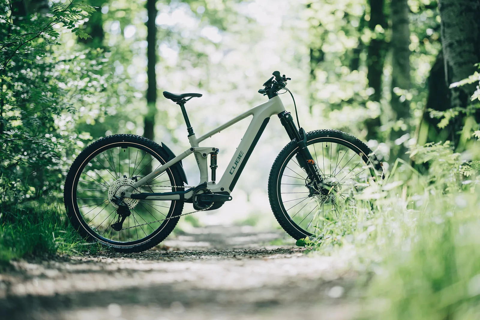 Cube Stereo Hybrid ONE44 SLX 800 Wh oatgrey´n´grey – Bicicleta Eléctrica de Montaña Doble Suspensión 2027 ebike.es Gran tienda de bicicletas eléctricas en España 9 Bicicleta eléctrica Cube Stereo Hybrid ONE44 SLX 800 oatgrey´n´grey – vista en exterior | Ebike.es