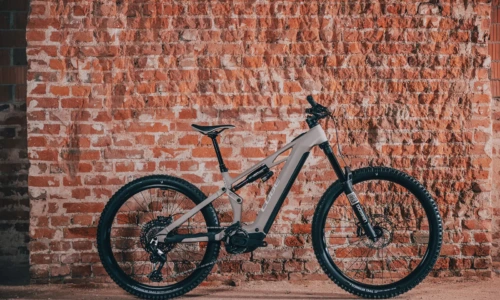 Bicicleta eléctrica Cube Stereo Hybrid ONE77 HPC Race 800 oatgrey´n´yellow – vista en exterior | Ebike.es