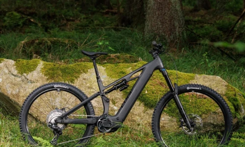 Cube Stereo Hybrid ONE77 HPC SLX 800 Wh blackline – Bicicleta Eléctrica de Montaña Doble Suspensión 2027 ebike.es Gran tienda de bicicletas eléctricas en España 16 Bicicleta eléctrica Cube Stereo Hybrid ONE77 HPC SLX 800 blackline – vista en exterior | Ebike.es