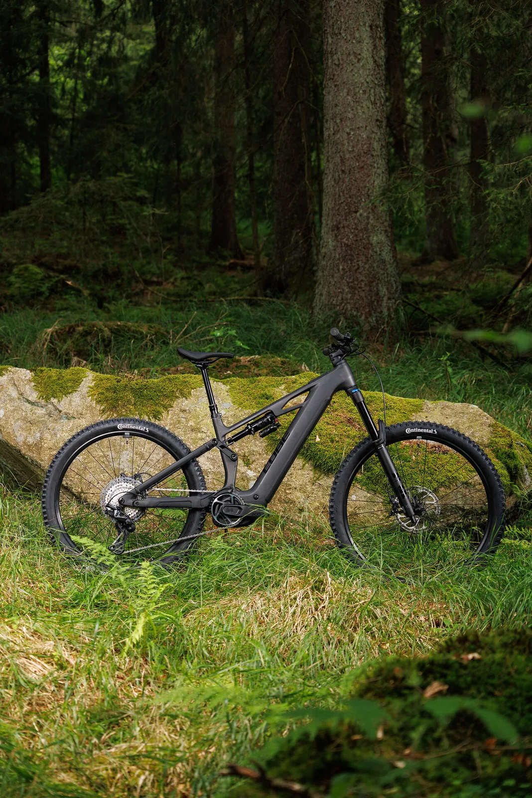 Cube Stereo Hybrid ONE77 HPC SLX 800 Wh blackline – Bicicleta Eléctrica de Montaña Doble Suspensión 2027 ebike.es Gran tienda de bicicletas eléctricas en España 8 Bicicleta eléctrica Cube Stereo Hybrid ONE77 HPC SLX 800 blackline – vista en exterior | Ebike.es