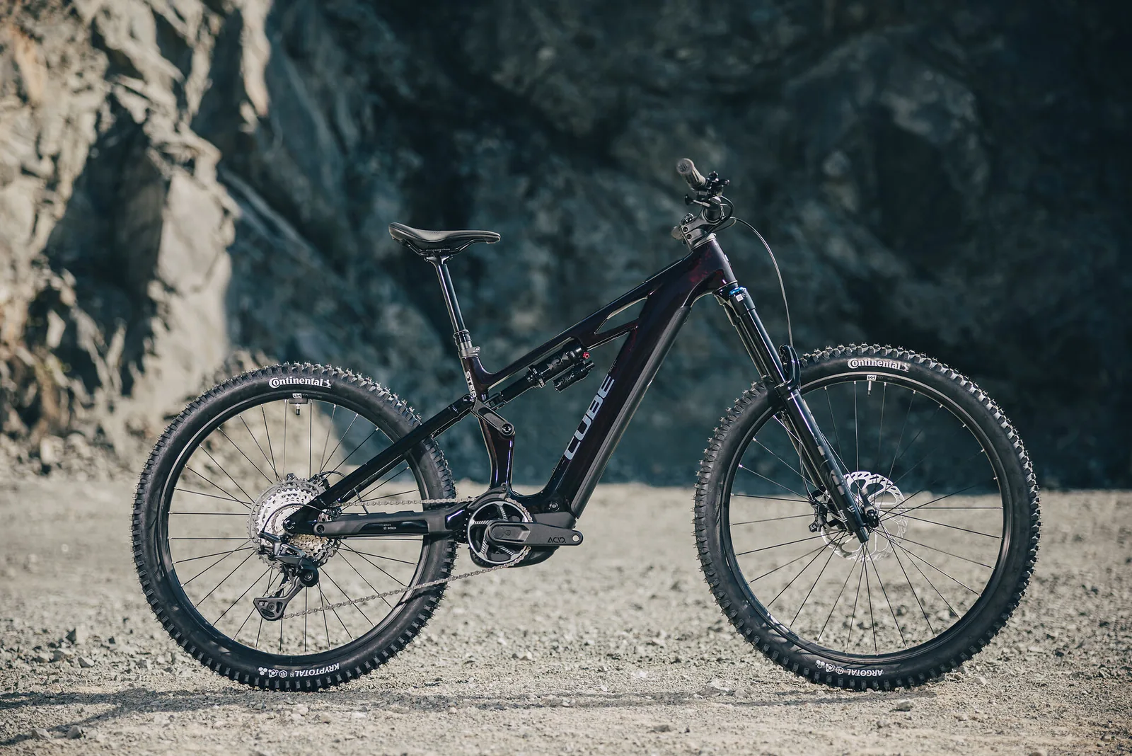 Cube Stereo Hybrid ONE77 HPC SLX 800 Wh liquidred´n´black – Bicicleta Eléctrica de Montaña Doble Suspensión 2027 ebike.es Gran tienda de bicicletas eléctricas en España 9 Bicicleta eléctrica Cube Stereo Hybrid ONE77 HPC SLX 800 liquidred´n´black – vista en exterior | Ebike.es