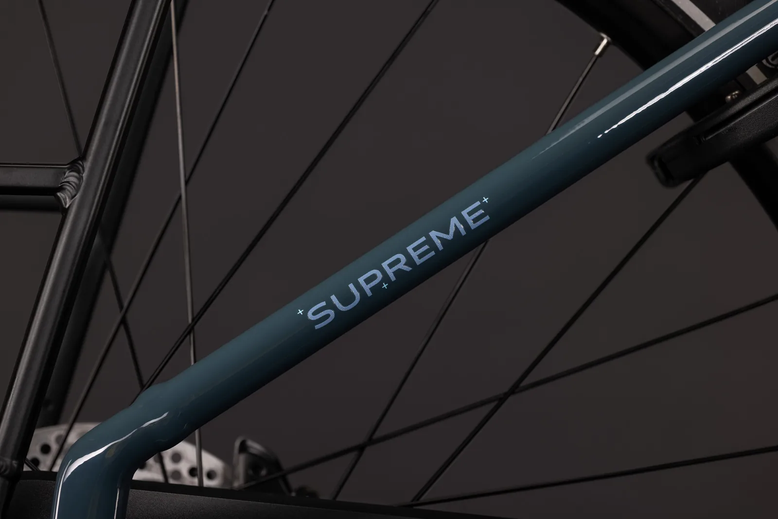 Cube Supreme Hybrid Comfort ONE 600 Wh storm´n´reflex – Bicicleta Eléctrica Urbana 2027 Cuadro abierto ebike.es Gran tienda de bicicletas eléctricas en España 6 Bicicleta eléctrica Cube Supreme Hybrid Comfort ONE 600 storm´n´reflex Cuadro abierto – detalle 4 | Ebike.es