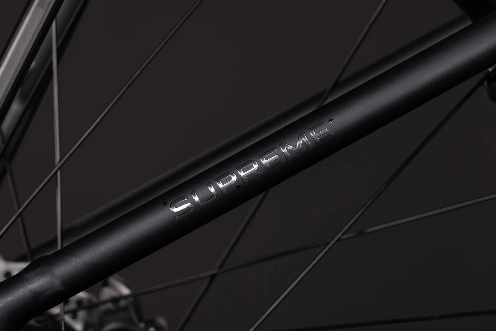Cube Supreme Hybrid Comfort Pro 600 Wh grey´n´chrome – Bicicleta Eléctrica Urbana 2027 Cuadro abierto ebike.es Gran tienda de bicicletas eléctricas en España 6 Bicicleta eléctrica Cube Supreme Hybrid Comfort Pro 600 grey´n´chrome Cuadro abierto – detalle 4 | Ebike.es