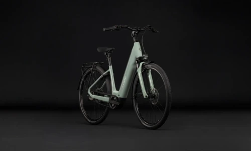 Bicicleta eléctrica Cube Supreme Hybrid Deluxe ONE 600 aloegreen´n´reflex Cuadro abierto – vista frontal | Ebike.es