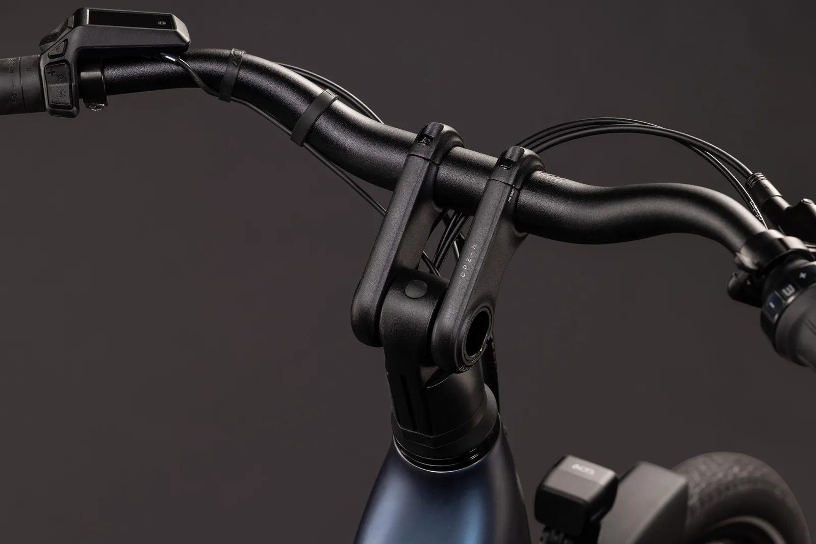 Cube Supreme Hybrid Deluxe ONE 600 Wh navyblack´n´black – Bicicleta Eléctrica Urbana 2027 Cuadro abierto ebike.es Gran tienda de bicicletas eléctricas en España 3 Bicicleta eléctrica Cube Supreme Hybrid Deluxe ONE 600 navyblack´n´black Cuadro abierto – detalle 1 | Ebike.es