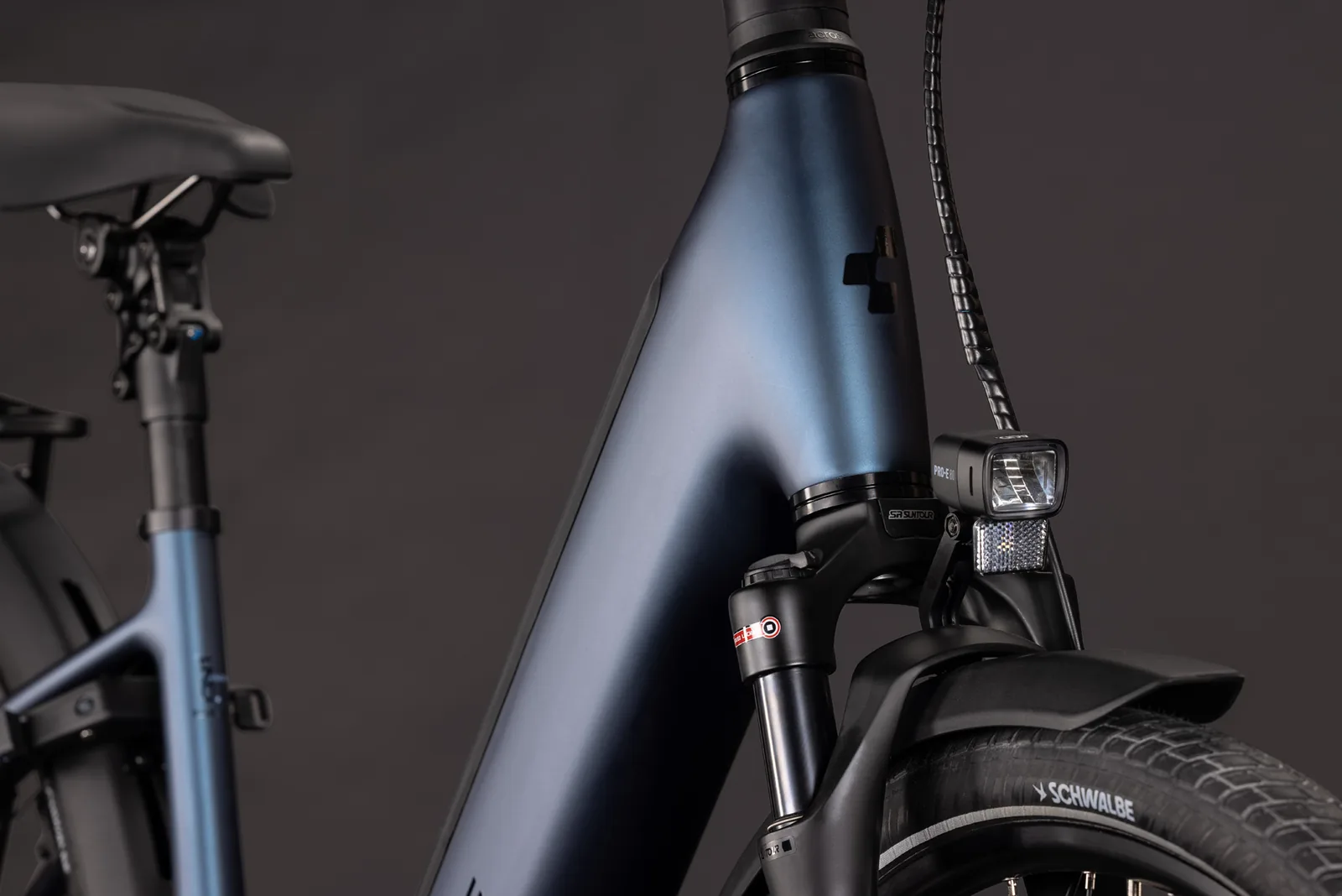 Cube Supreme Hybrid Deluxe ONE 600 Wh navyblack´n´black – Bicicleta Eléctrica Urbana 2027 Cuadro abierto ebike.es Gran tienda de bicicletas eléctricas en España 8 Bicicleta eléctrica Cube Supreme Hybrid Deluxe ONE 600 navyblack´n´black Cuadro abierto – detalle 6 | Ebike.es