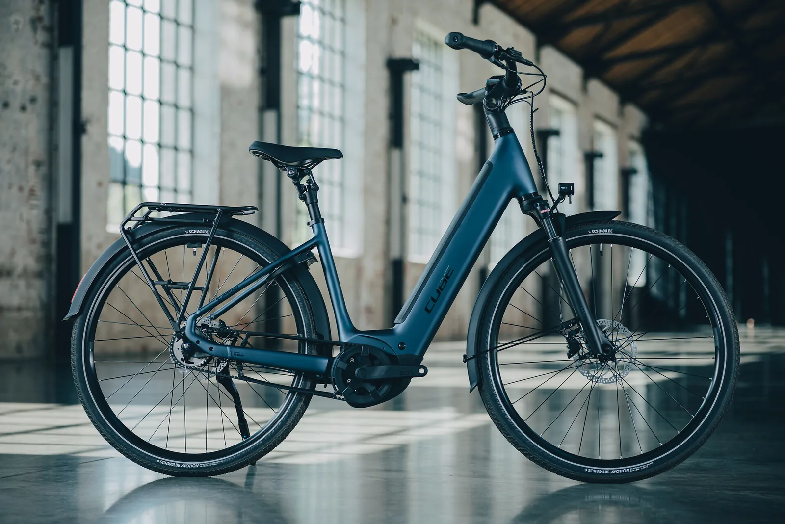 Cube Supreme Hybrid Deluxe ONE 600 Wh navyblack´n´black – Bicicleta Eléctrica Urbana 2027 Cuadro abierto ebike.es Gran tienda de bicicletas eléctricas en España 9 Bicicleta eléctrica Cube Supreme Hybrid Deluxe ONE 600 navyblack´n´black Cuadro abierto – vista en exterior | Ebike.es