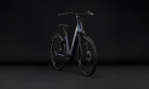 Cube Supreme Hybrid Deluxe ONE 600 Wh navyblack´n´black – Bicicleta Eléctrica Urbana 2027 Cuadro abierto ebike.es Gran tienda de bicicletas eléctricas en España 11 Bicicleta eléctrica Cube Supreme Hybrid Deluxe ONE 600 navyblack´n´black Cuadro abierto – vista frontal | Ebike.es