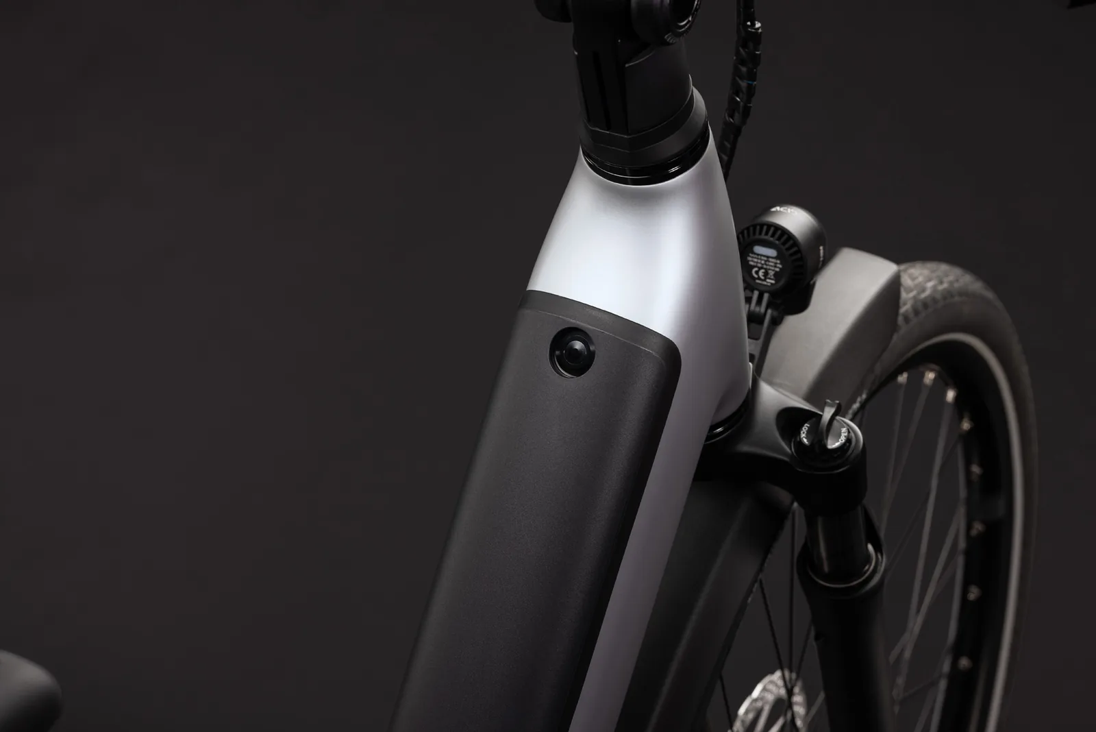 Cube Supreme Hybrid Deluxe Pro 600 Wh silverstar´n´reflex – Bicicleta Eléctrica Urbana 2027 Cuadro abierto ebike.es Gran tienda de bicicletas eléctricas en España 3 Bicicleta eléctrica Cube Supreme Hybrid Deluxe Pro 600 silverstar´n´reflex Cuadro abierto – detalle 1 | Ebike.es