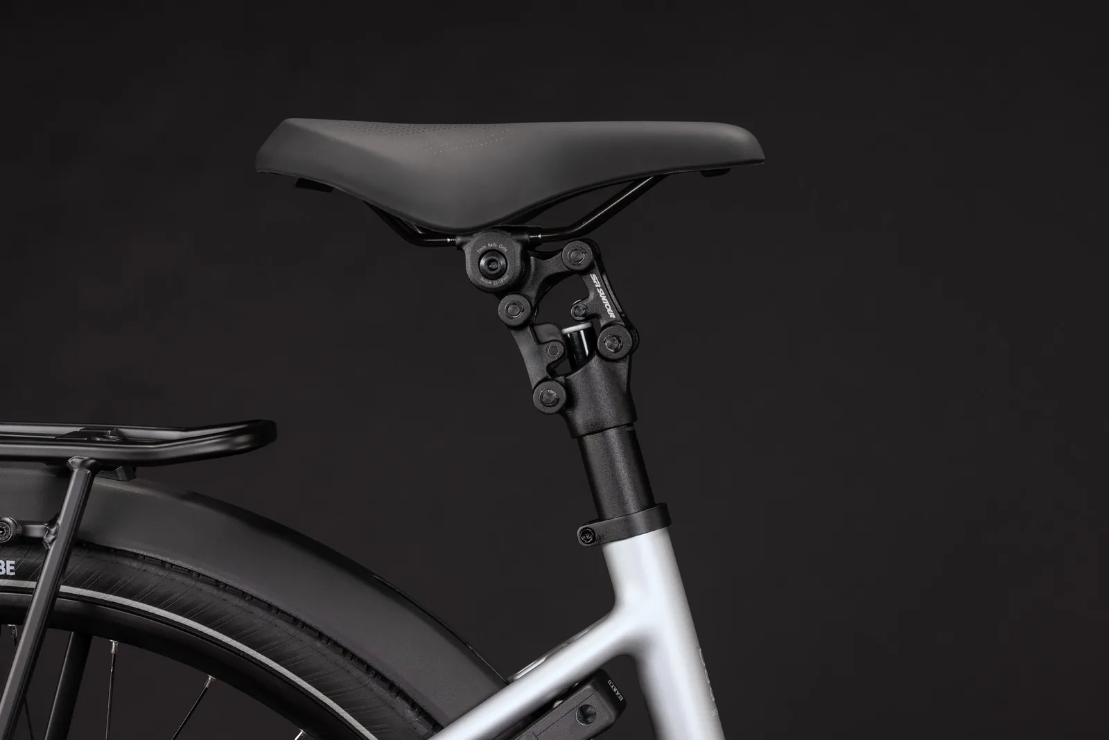 Cube Supreme Hybrid Deluxe Pro 600 Wh silverstar´n´reflex – Bicicleta Eléctrica Urbana 2027 Cuadro abierto ebike.es Gran tienda de bicicletas eléctricas en España 5 Bicicleta eléctrica Cube Supreme Hybrid Deluxe Pro 600 silverstar´n´reflex Cuadro abierto – detalle 3 | Ebike.es