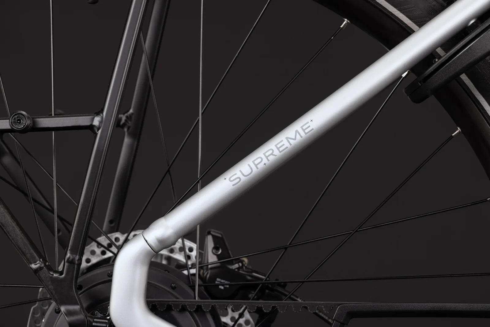Cube Supreme Hybrid Deluxe Pro 600 Wh silverstar´n´reflex – Bicicleta Eléctrica Urbana 2027 Cuadro abierto ebike.es Gran tienda de bicicletas eléctricas en España 7 Bicicleta eléctrica Cube Supreme Hybrid Deluxe Pro 600 silverstar´n´reflex Cuadro abierto – detalle 5 | Ebike.es
