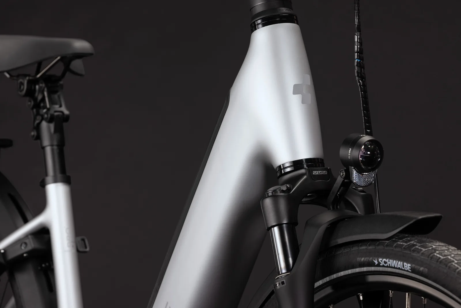 Cube Supreme Hybrid Deluxe Pro 600 Wh silverstar´n´reflex – Bicicleta Eléctrica Urbana 2027 Cuadro abierto ebike.es Gran tienda de bicicletas eléctricas en España 8 Bicicleta eléctrica Cube Supreme Hybrid Deluxe Pro 600 silverstar´n´reflex Cuadro abierto – detalle 6 | Ebike.es