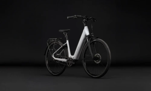 Cube Supreme Hybrid Deluxe Pro 600 Wh silverstar´n´reflex – Bicicleta Eléctrica Urbana 2027 Cuadro abierto ebike.es Gran tienda de bicicletas eléctricas en España 10 Bicicleta eléctrica Cube Supreme Hybrid Deluxe Pro 600 silverstar´n´reflex Cuadro abierto – vista frontal | Ebike.es