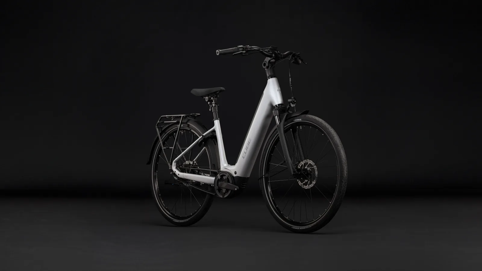 Cube Supreme Hybrid Deluxe Pro 600 Wh silverstar´n´reflex – Bicicleta Eléctrica Urbana 2027 Cuadro abierto ebike.es Gran tienda de bicicletas eléctricas en España 2 Bicicleta eléctrica Cube Supreme Hybrid Deluxe Pro 600 silverstar´n´reflex Cuadro abierto – vista frontal | Ebike.es