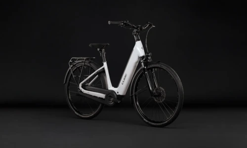 Bicicleta eléctrica Cube Supreme RT Hybrid Comfort EX 600 metallicwhite´n´reflex Cuadro abierto – vista frontal | Ebike.es