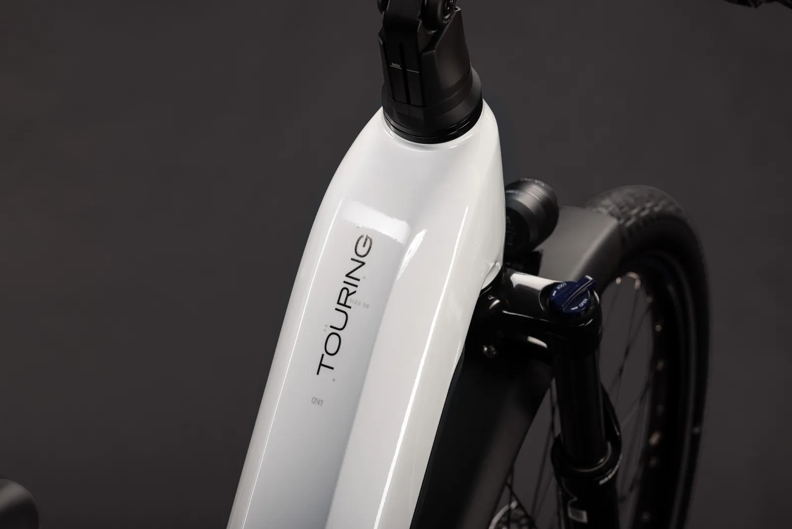 Cube Touring Hybrid ONE 600 Wh metallicwhite´n´chrome – Bicicleta Eléctrica Trekking 2027 Cuadro abierto ebike.es Gran tienda de bicicletas eléctricas en España 3 Bicicleta eléctrica Cube Touring Hybrid ONE 600 metallicwhite´n´chrome Cuadro abierto – detalle 1 | Ebike.es