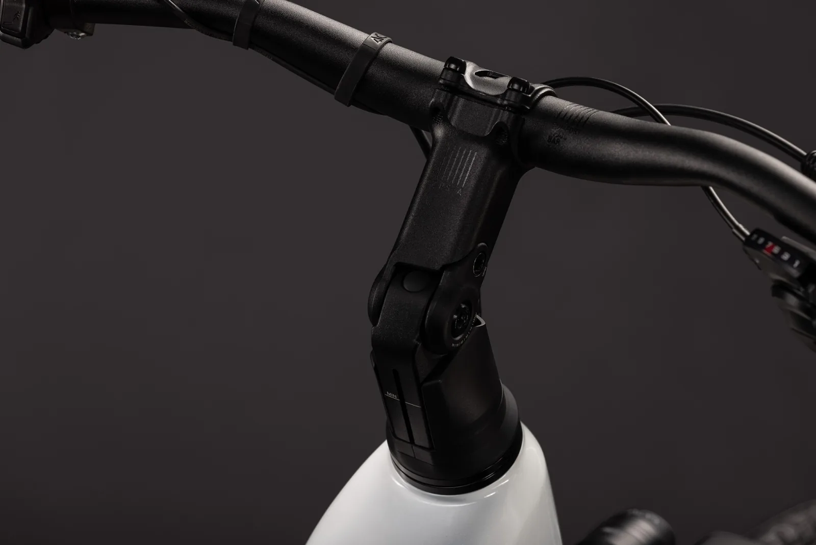 Cube Touring Hybrid ONE 600 Wh metallicwhite´n´chrome – Bicicleta Eléctrica Trekking 2027 Cuadro abierto ebike.es Gran tienda de bicicletas eléctricas en España 5 Bicicleta eléctrica Cube Touring Hybrid ONE 600 metallicwhite´n´chrome Cuadro abierto – detalle 3 | Ebike.es
