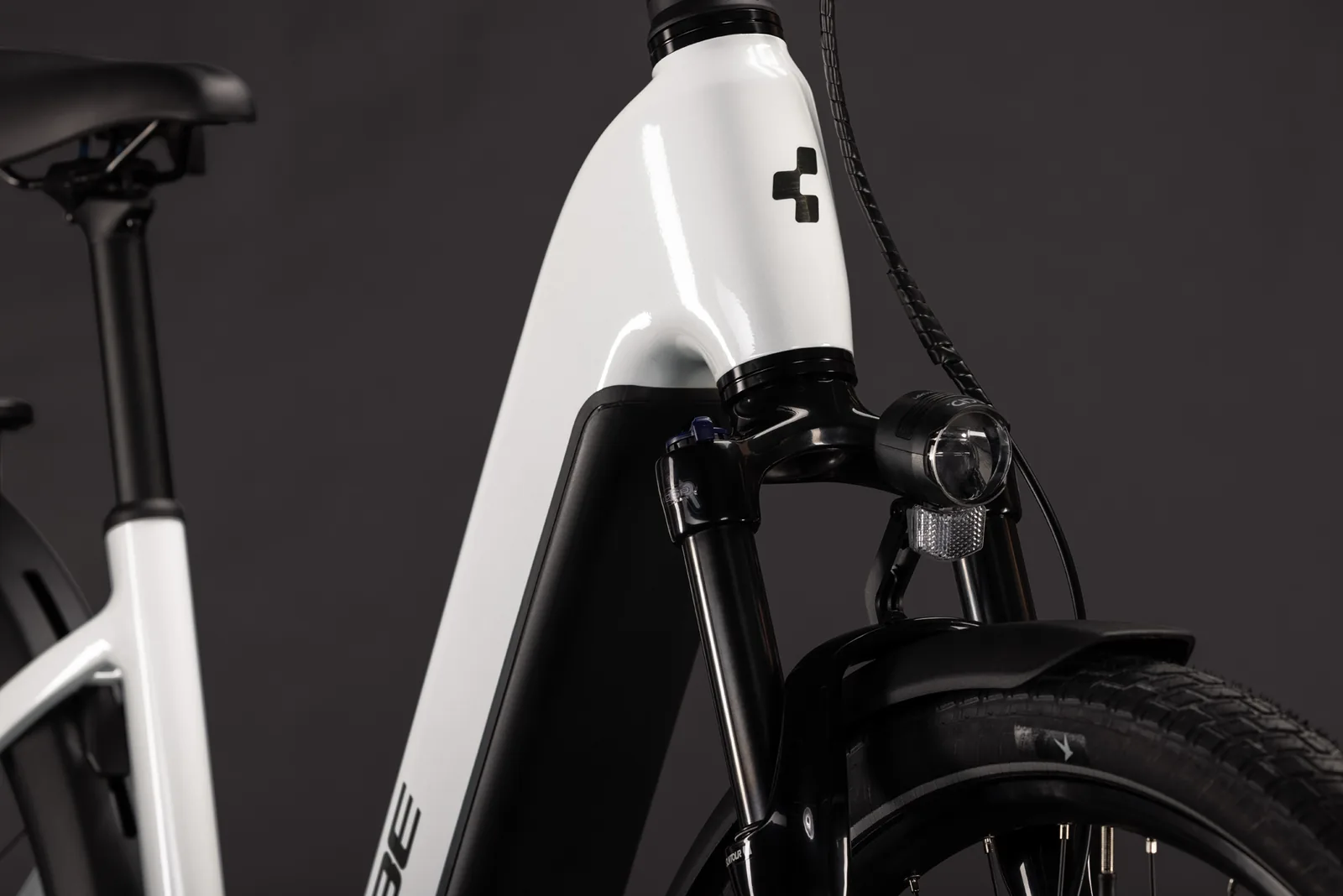 Cube Touring Hybrid ONE 600 Wh metallicwhite´n´chrome – Bicicleta Eléctrica Trekking 2027 Cuadro abierto ebike.es Gran tienda de bicicletas eléctricas en España 7 Bicicleta eléctrica Cube Touring Hybrid ONE 600 metallicwhite´n´chrome Cuadro abierto – detalle 5 | Ebike.es