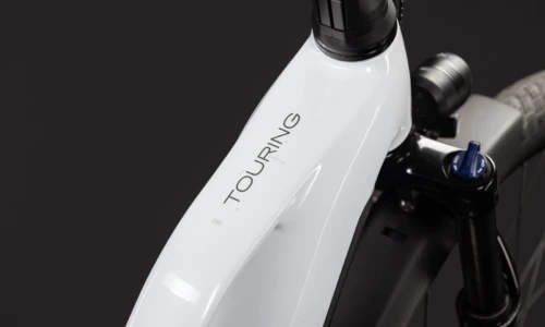 Cube Touring Hybrid ONE 600 Wh metallicwhite´n´chrome – Bicicleta Eléctrica Trekking 2027 Cuadro semiabierto ebike.es Gran tienda de bicicletas eléctricas en España 10 Bicicleta eléctrica Cube Touring Hybrid ONE 600 metallicwhite´n´chrome Cuadro semiabierto – detalle 1 | Ebike.es