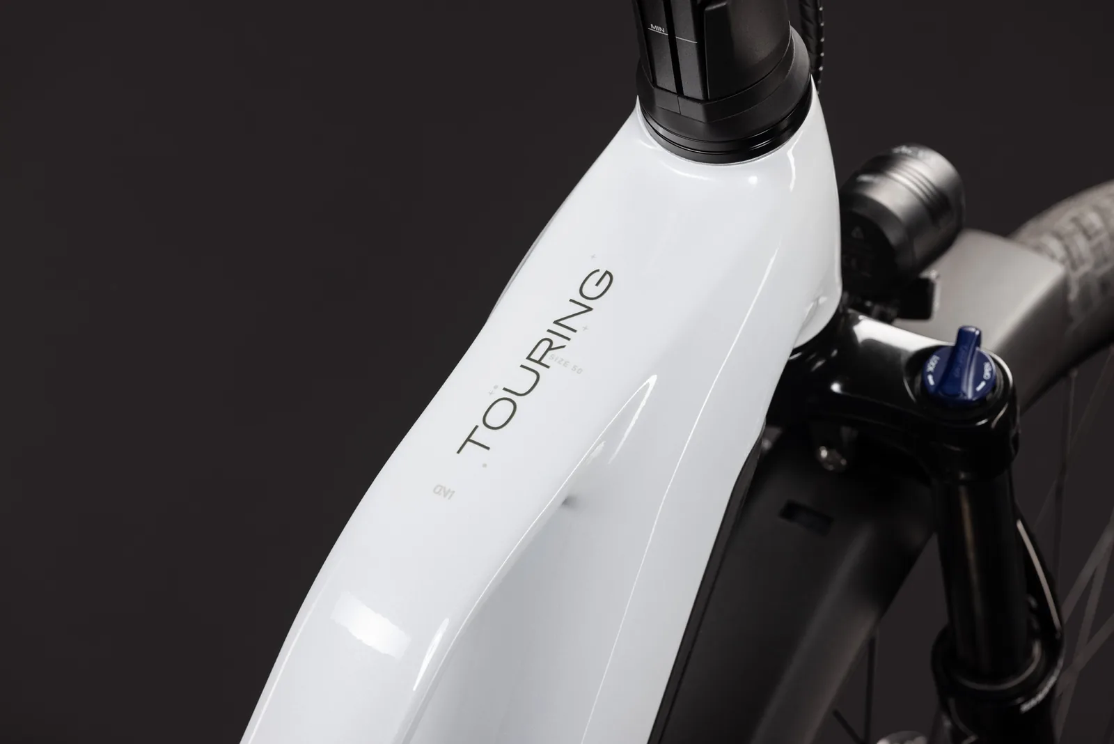 Cube Touring Hybrid ONE 600 Wh metallicwhite´n´chrome – Bicicleta Eléctrica Trekking 2027 Cuadro semiabierto ebike.es Gran tienda de bicicletas eléctricas en España 3 Bicicleta eléctrica Cube Touring Hybrid ONE 600 metallicwhite´n´chrome Cuadro semiabierto – detalle 1 | Ebike.es