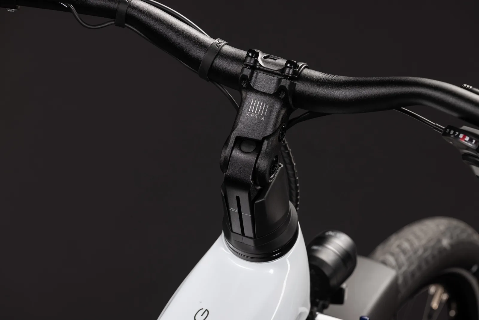 Cube Touring Hybrid ONE 600 Wh metallicwhite´n´chrome – Bicicleta Eléctrica Trekking 2027 Cuadro semiabierto ebike.es Gran tienda de bicicletas eléctricas en España 4 Bicicleta eléctrica Cube Touring Hybrid ONE 600 metallicwhite´n´chrome Cuadro semiabierto – detalle 2 | Ebike.es