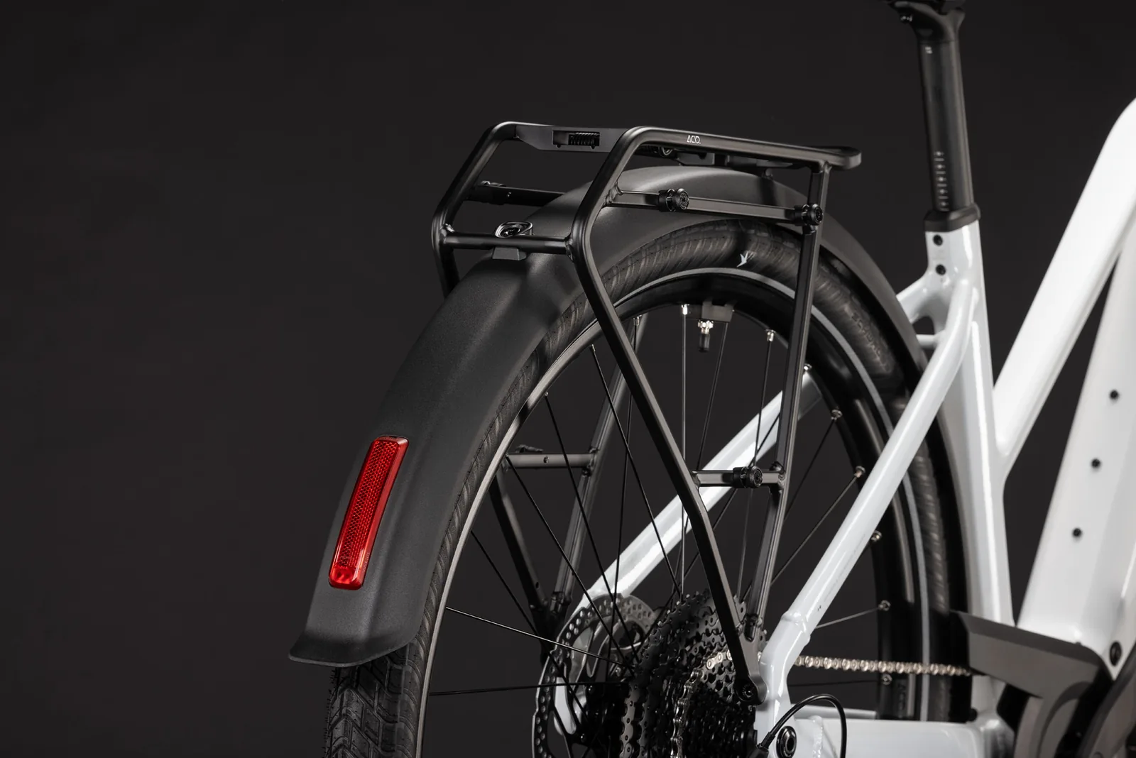 Cube Touring Hybrid ONE 600 Wh metallicwhite´n´chrome – Bicicleta Eléctrica Trekking 2027 Cuadro semiabierto ebike.es Gran tienda de bicicletas eléctricas en España 5 Bicicleta eléctrica Cube Touring Hybrid ONE 600 metallicwhite´n´chrome Cuadro semiabierto – detalle 3 | Ebike.es