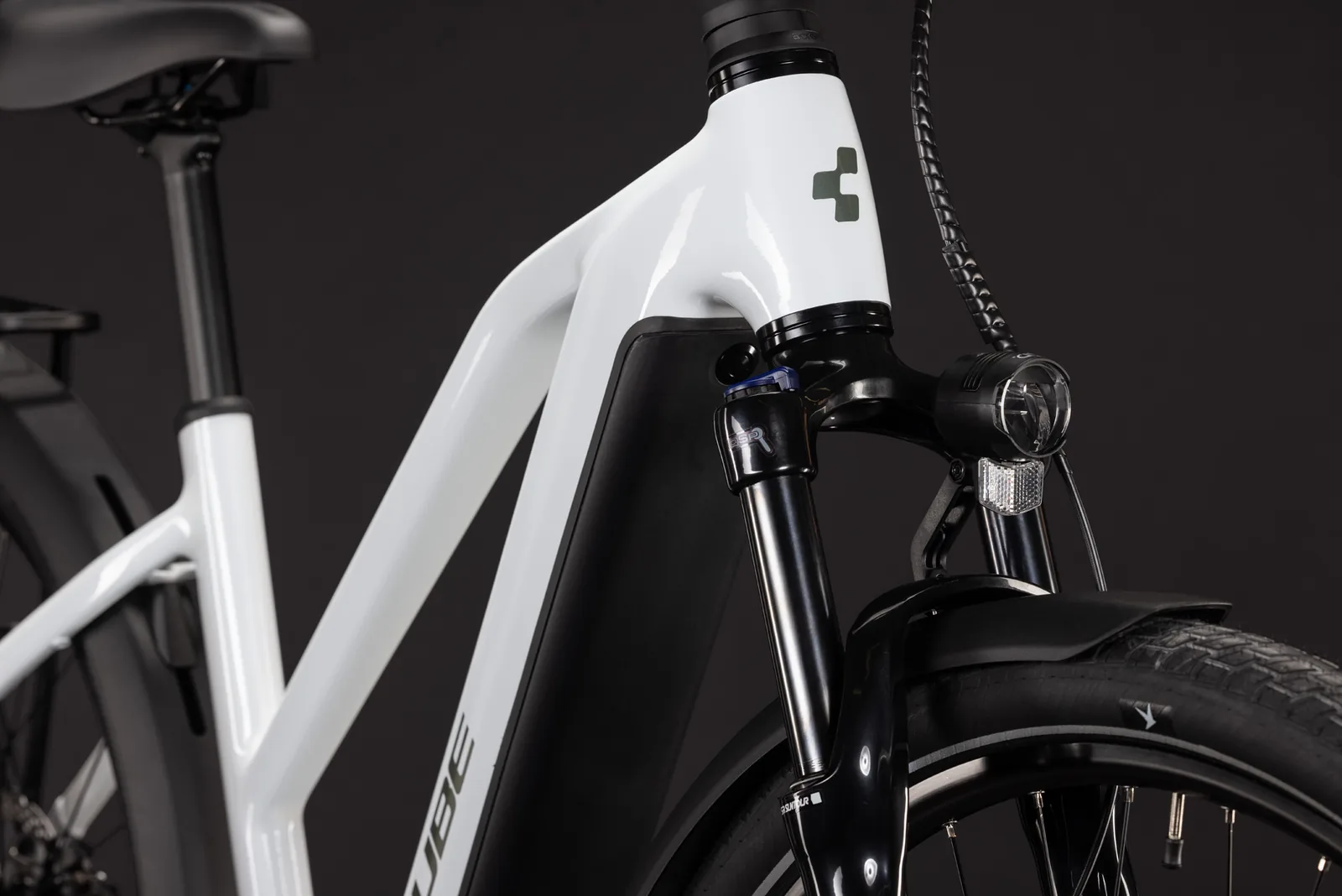 Cube Touring Hybrid ONE 600 Wh metallicwhite´n´chrome – Bicicleta Eléctrica Trekking 2027 Cuadro semiabierto ebike.es Gran tienda de bicicletas eléctricas en España 7 Bicicleta eléctrica Cube Touring Hybrid ONE 600 metallicwhite´n´chrome Cuadro semiabierto – detalle 5 | Ebike.es