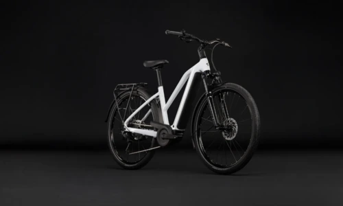 Cube Touring Hybrid ONE 600 Wh metallicwhite´n´chrome – Bicicleta Eléctrica Trekking 2027 Cuadro semiabierto ebike.es Gran tienda de bicicletas eléctricas en España 9 Bicicleta eléctrica Cube Touring Hybrid ONE 600 metallicwhite´n´chrome Cuadro semiabierto – vista frontal | Ebike.es