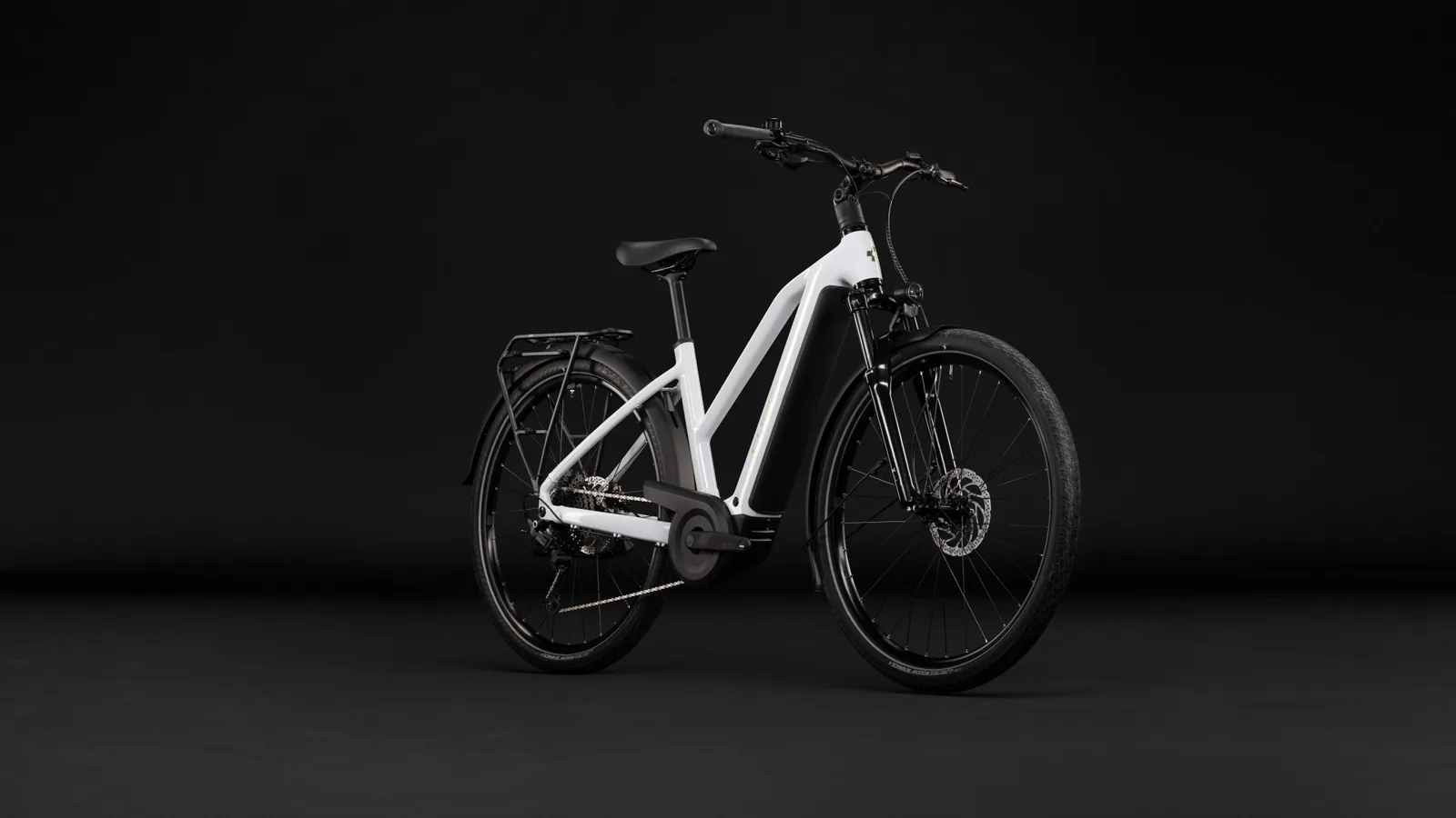 Cube Touring Hybrid ONE 600 Wh metallicwhite´n´chrome – Bicicleta Eléctrica Trekking 2027 Cuadro semiabierto ebike.es Gran tienda de bicicletas eléctricas en España 2 Bicicleta eléctrica Cube Touring Hybrid ONE 600 metallicwhite´n´chrome Cuadro semiabierto – vista frontal | Ebike.es
