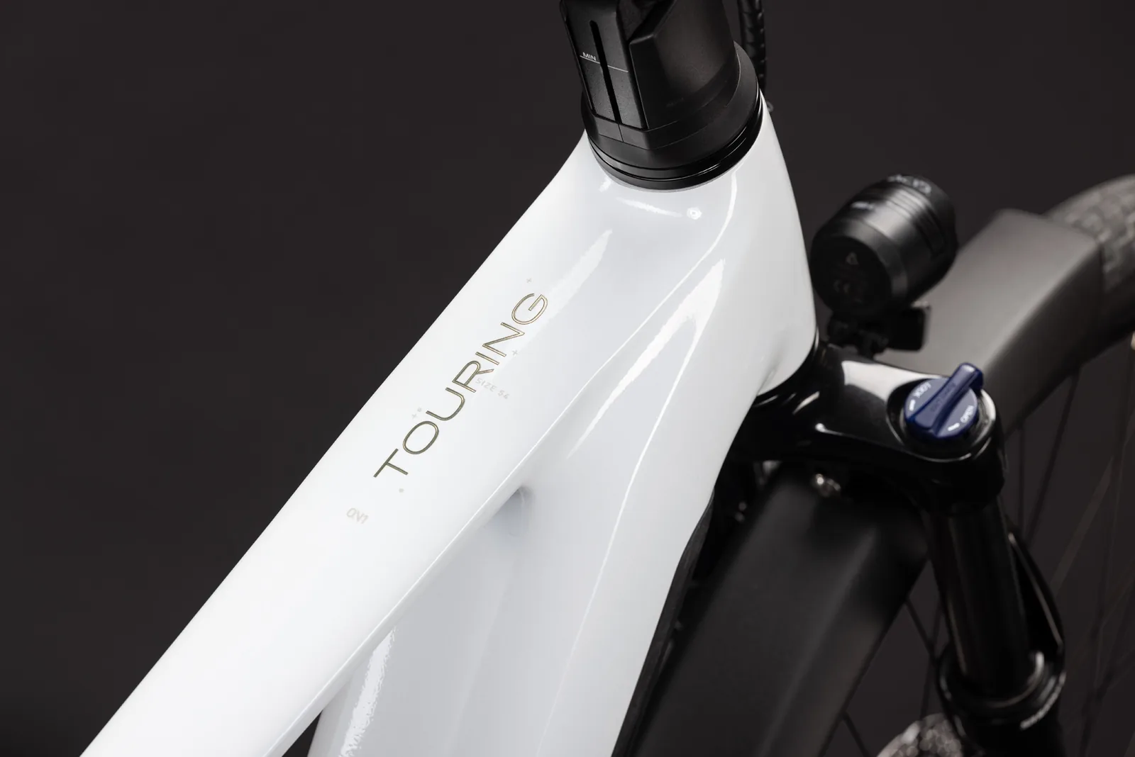 Cube Touring Hybrid ONE 600 Wh metallicwhite´n´chrome – Bicicleta Eléctrica Trekking 2027 Barra alta ebike.es Gran tienda de bicicletas eléctricas en España 3 Bicicleta eléctrica Cube Touring Hybrid ONE 600 metallicwhite´n´chrome Barra alta – detalle 1 | Ebike.es