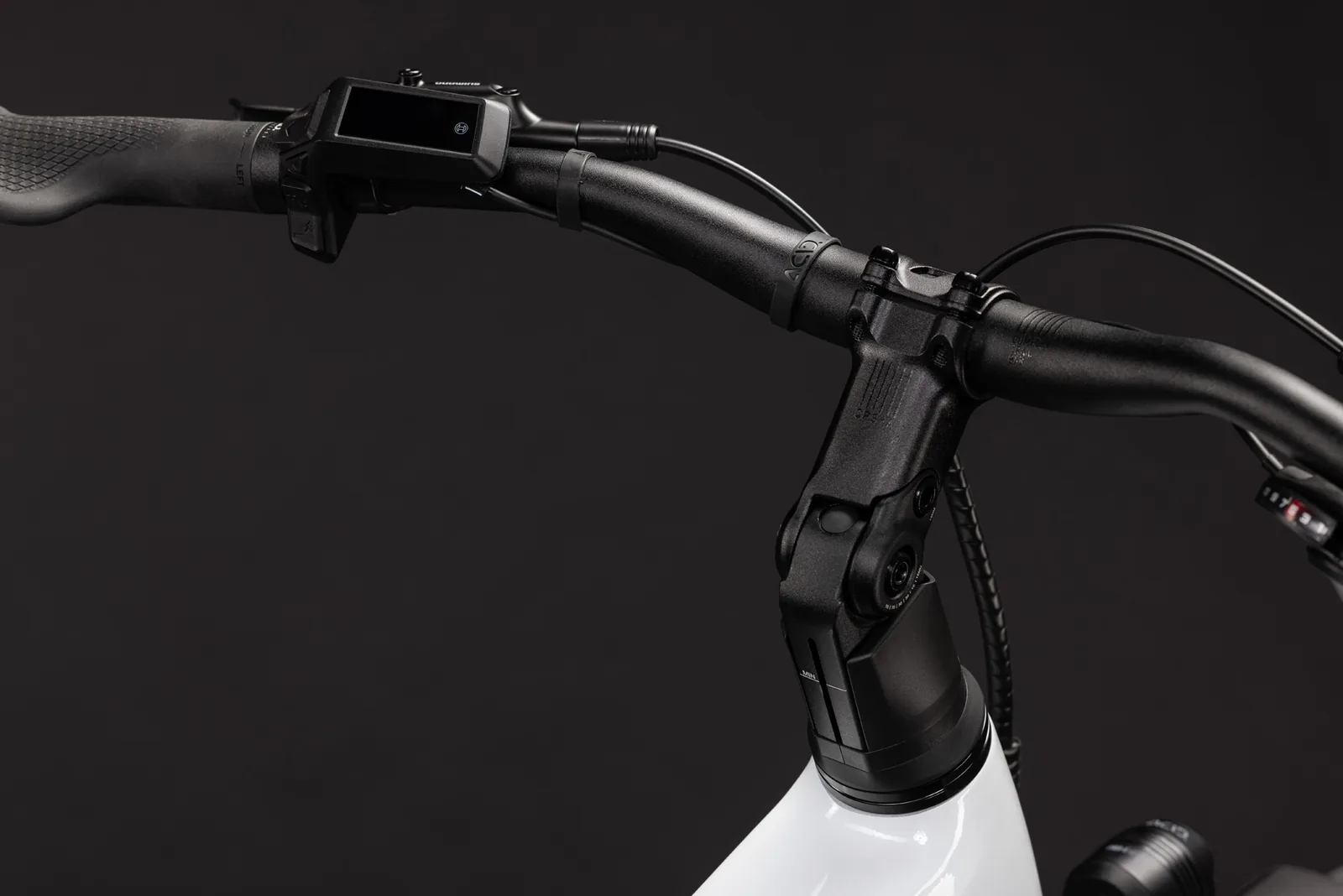 Cube Touring Hybrid ONE 600 Wh metallicwhite´n´chrome – Bicicleta Eléctrica Trekking 2027 Barra alta ebike.es Gran tienda de bicicletas eléctricas en España 4 Bicicleta eléctrica Cube Touring Hybrid ONE 600 metallicwhite´n´chrome Barra alta – detalle 2 | Ebike.es