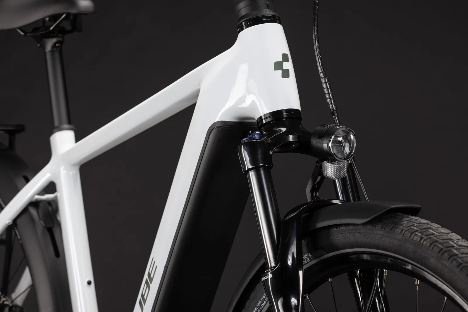 Cube Touring Hybrid ONE 600 Wh metallicwhite´n´chrome – Bicicleta Eléctrica Trekking 2027 Barra alta ebike.es Gran tienda de bicicletas eléctricas en España 7 Bicicleta eléctrica Cube Touring Hybrid ONE 600 metallicwhite´n´chrome Barra alta – detalle 5 | Ebike.es