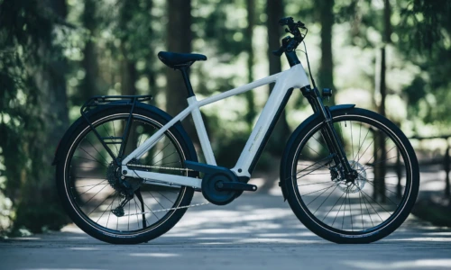 Cube Touring Hybrid ONE 600 Wh metallicwhite´n´chrome – Bicicleta Eléctrica Trekking 2027 Barra alta ebike.es Gran tienda de bicicletas eléctricas en España 16 Bicicleta eléctrica Cube Touring Hybrid ONE 600 metallicwhite´n´chrome Barra alta – vista en exterior | Ebike.es