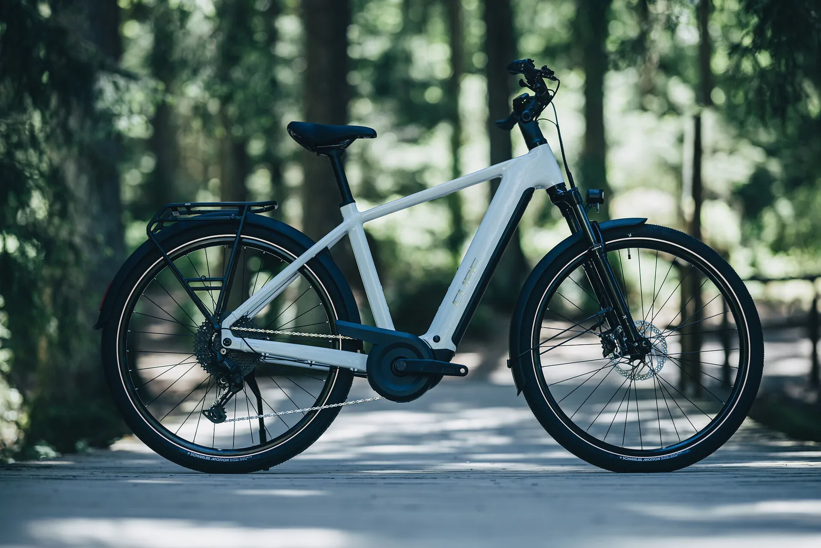Cube Touring Hybrid ONE 600 Wh metallicwhite´n´chrome – Bicicleta Eléctrica Trekking 2027 Barra alta ebike.es Gran tienda de bicicletas eléctricas en España 8 Bicicleta eléctrica Cube Touring Hybrid ONE 600 metallicwhite´n´chrome Barra alta – vista en exterior | Ebike.es