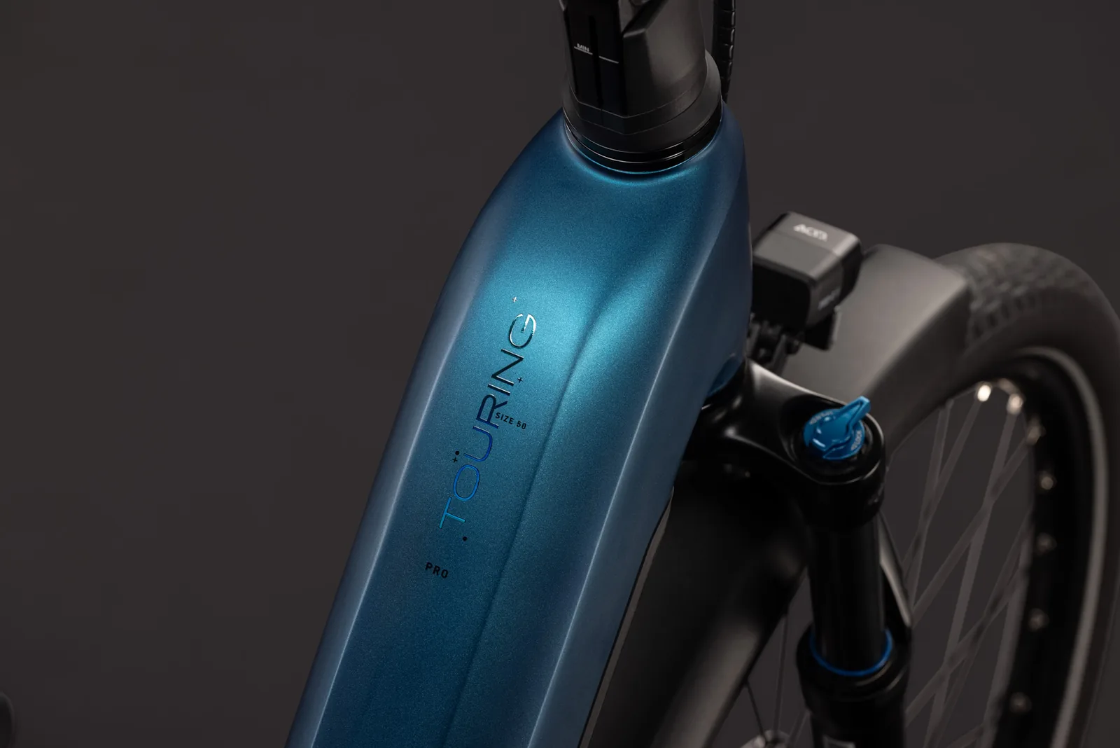 Cube Touring Hybrid Pro 800 Wh electricblue´n´prizm – Bicicleta Eléctrica Trekking 2027 Cuadro abierto ebike.es Gran tienda de bicicletas eléctricas en España 3 Bicicleta eléctrica Cube Touring Hybrid Pro 800 electricblue´n´prizm Cuadro abierto – detalle 1 | Ebike.es