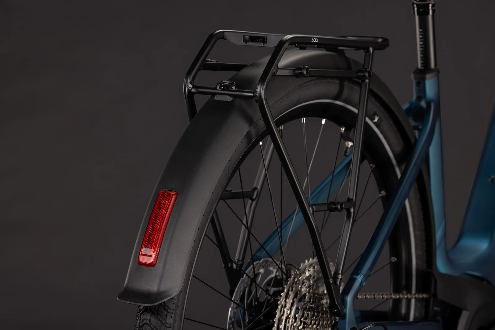 Cube Touring Hybrid Pro 800 Wh electricblue´n´prizm – Bicicleta Eléctrica Trekking 2027 Cuadro abierto ebike.es Gran tienda de bicicletas eléctricas en España 6 Bicicleta eléctrica Cube Touring Hybrid Pro 800 electricblue´n´prizm Cuadro abierto – detalle 4 | Ebike.es
